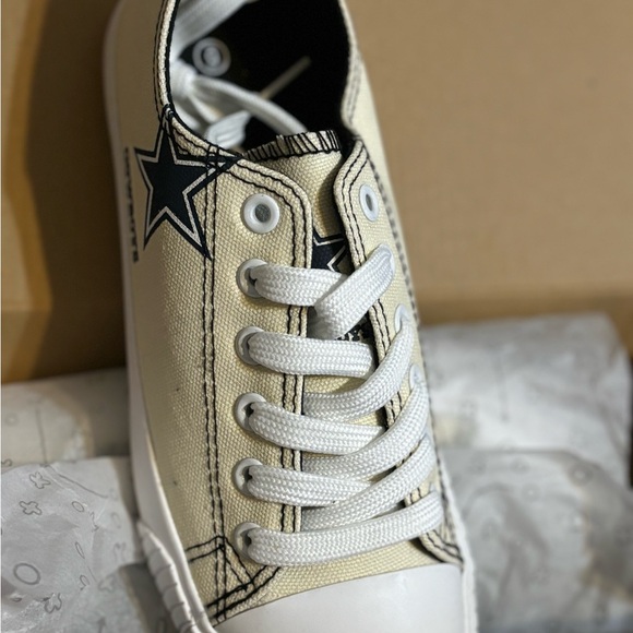 Brand new shoes NFL - Picture 2 of 6